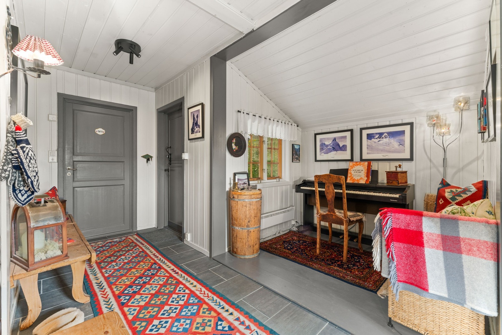 Du blir ønsket velkommen inn i en romslig og innbydende entré. Galleribilde