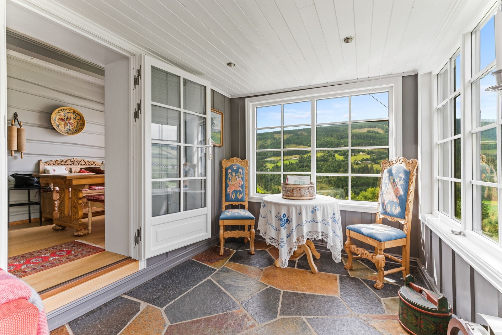 Sommerstuen har naturstein på gulv og store vindusflater som gir fantastisk utsikt over dalen. Galleribilde