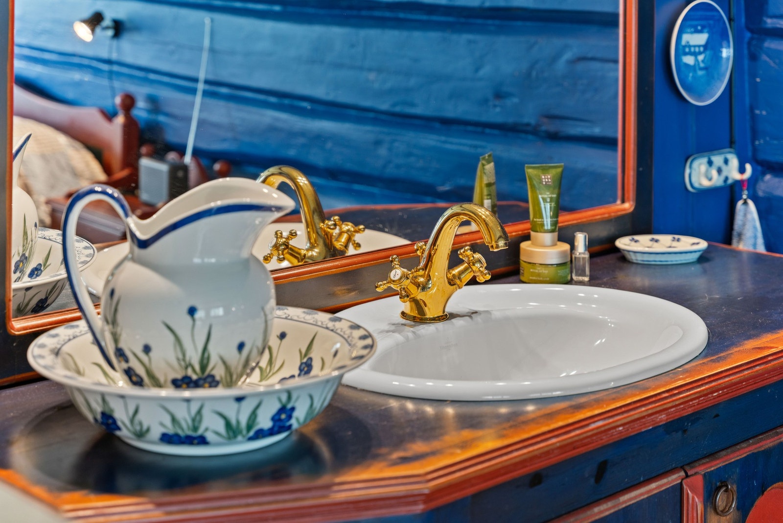 Servant med klassisk armatur og innredning i tradisjonell stil. Galleribilde