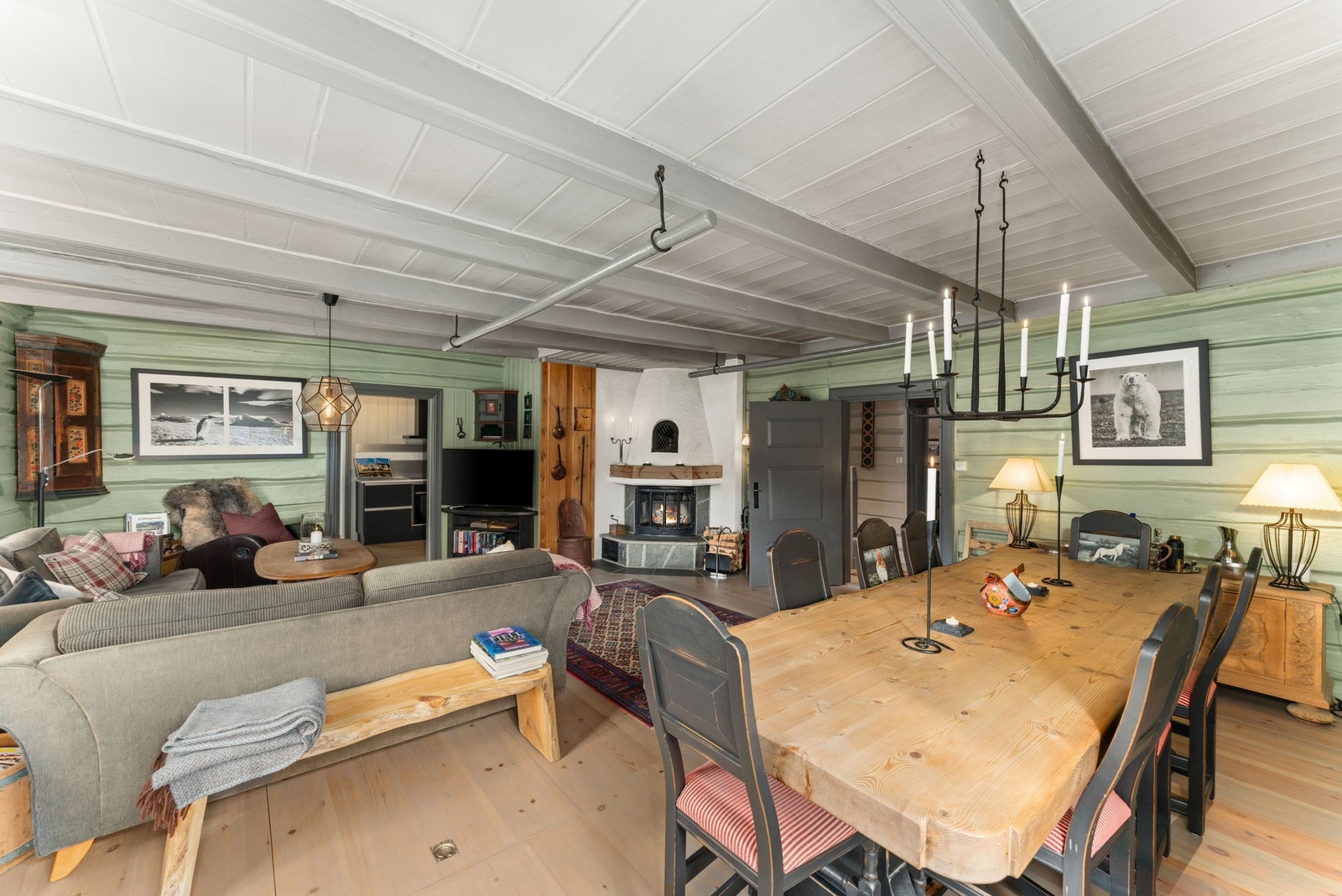 Her er det rikelig plass til både sofagruppe og langbord. Galleribilde