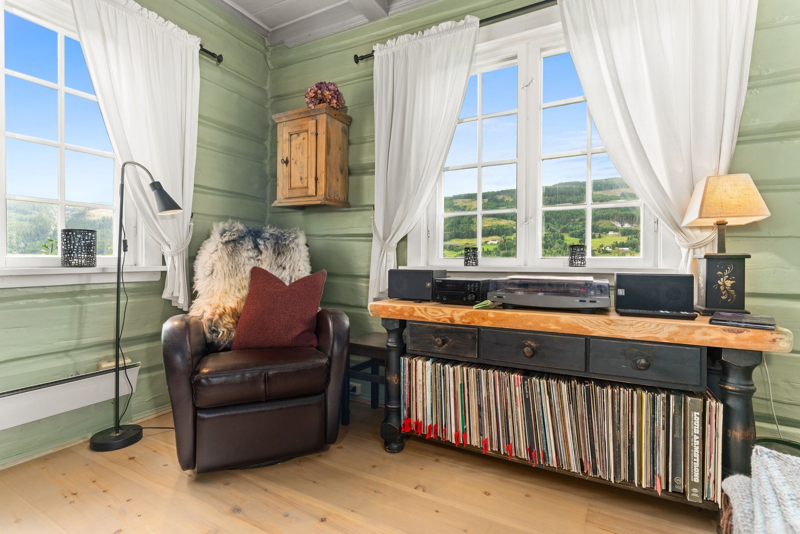 Lun krok med sitteplass og flott utsikt mot dalen. Galleribilde