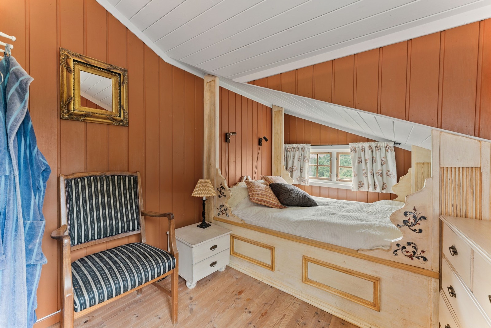 Det tredje soverommet er et sjarmerende rom med plassbygget seng og smarte løsninger. Galleribilde