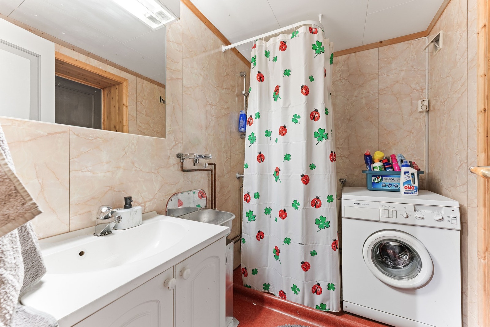 Vaskerommet trenger oppgradering for å tilfredsstille dagens krav, men gir stort potensial for en svært funksjonell løsning. Galleribilde