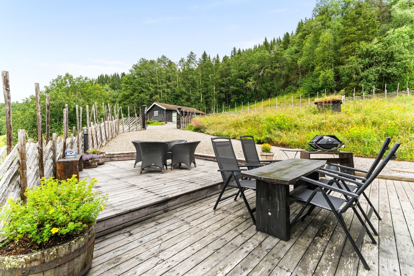 God plass til sittegrupper og grill - ideelt for sosiale sammenkomster. Galleribilde