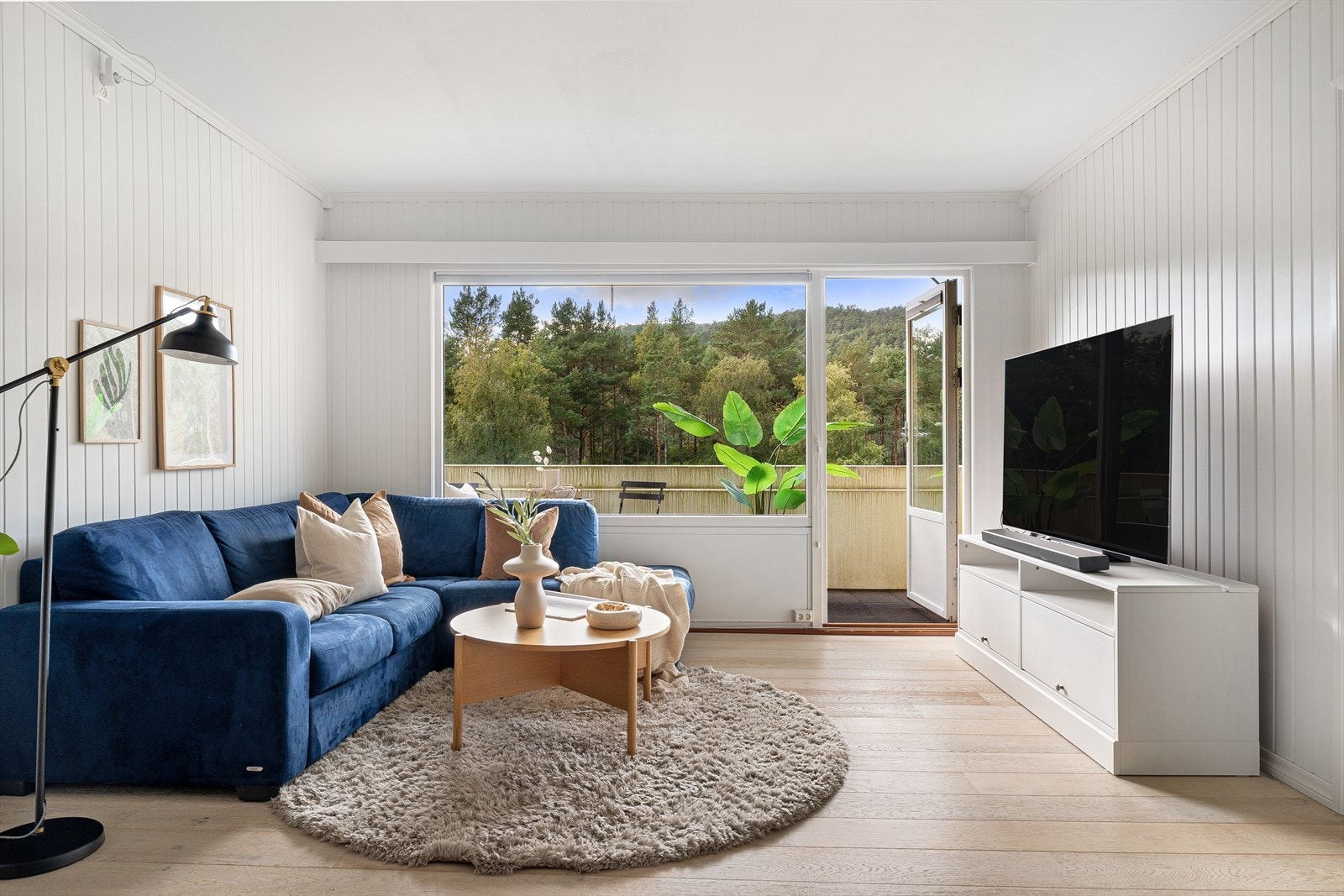 Store vindusflater gir godt med naturlig lys til rommet Galleribilde