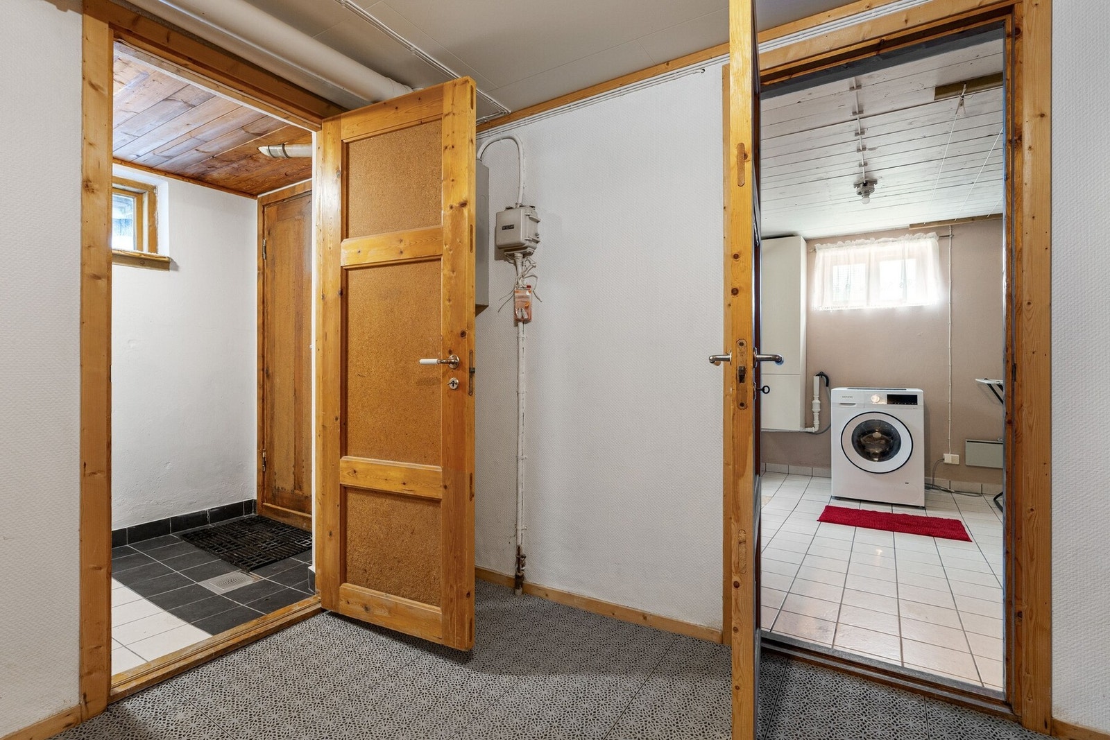 Kjelleren er på 53,4 m² og har potensial. Den er blitt brukt i hovedsak til lagring og har flest rå rom med murvegger. Galleribilde