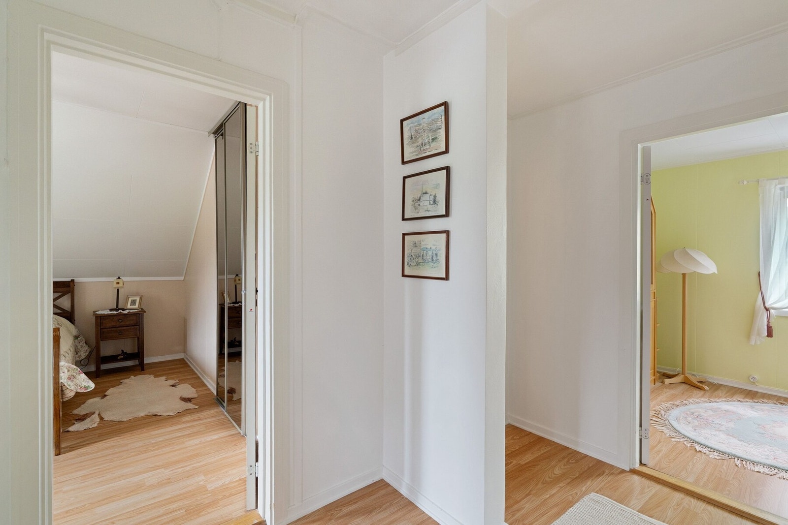 Loftgangen gir det tilgang til 4 soverom på hhv. 10,3 m², 9,9 m², 8,4 m² og 6,4 m². Her finner du også ekstra lagringsplass i romslig bod. Galleribilde