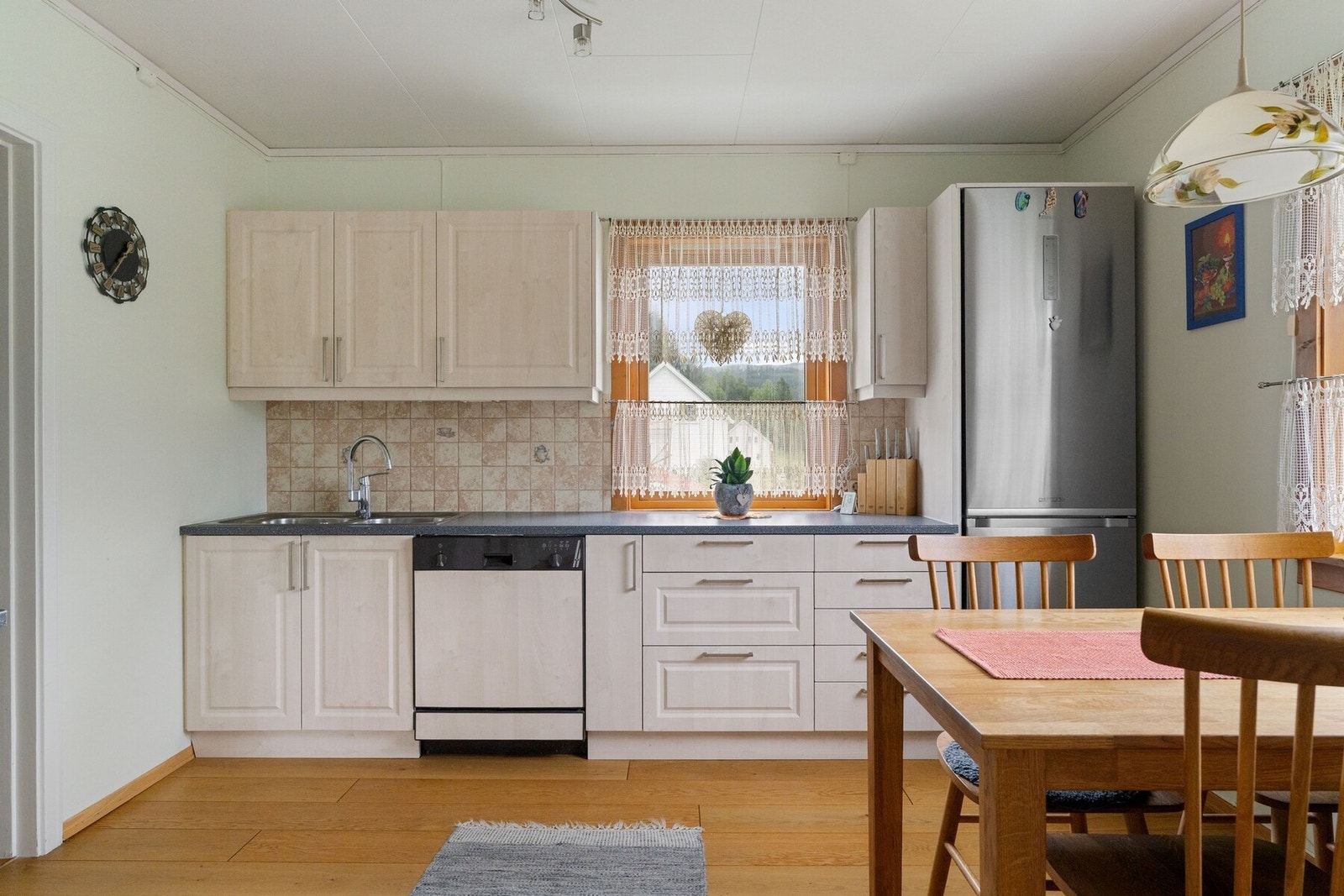 Av hvitevarer finnes vask, kjøleskap, integrert oppvaskmaskin og masse oppbevaring som følger med. I tillegg er det fryser i kjeller som medfølger. Takstmann har gitt rommet TG 1. Galleribilde