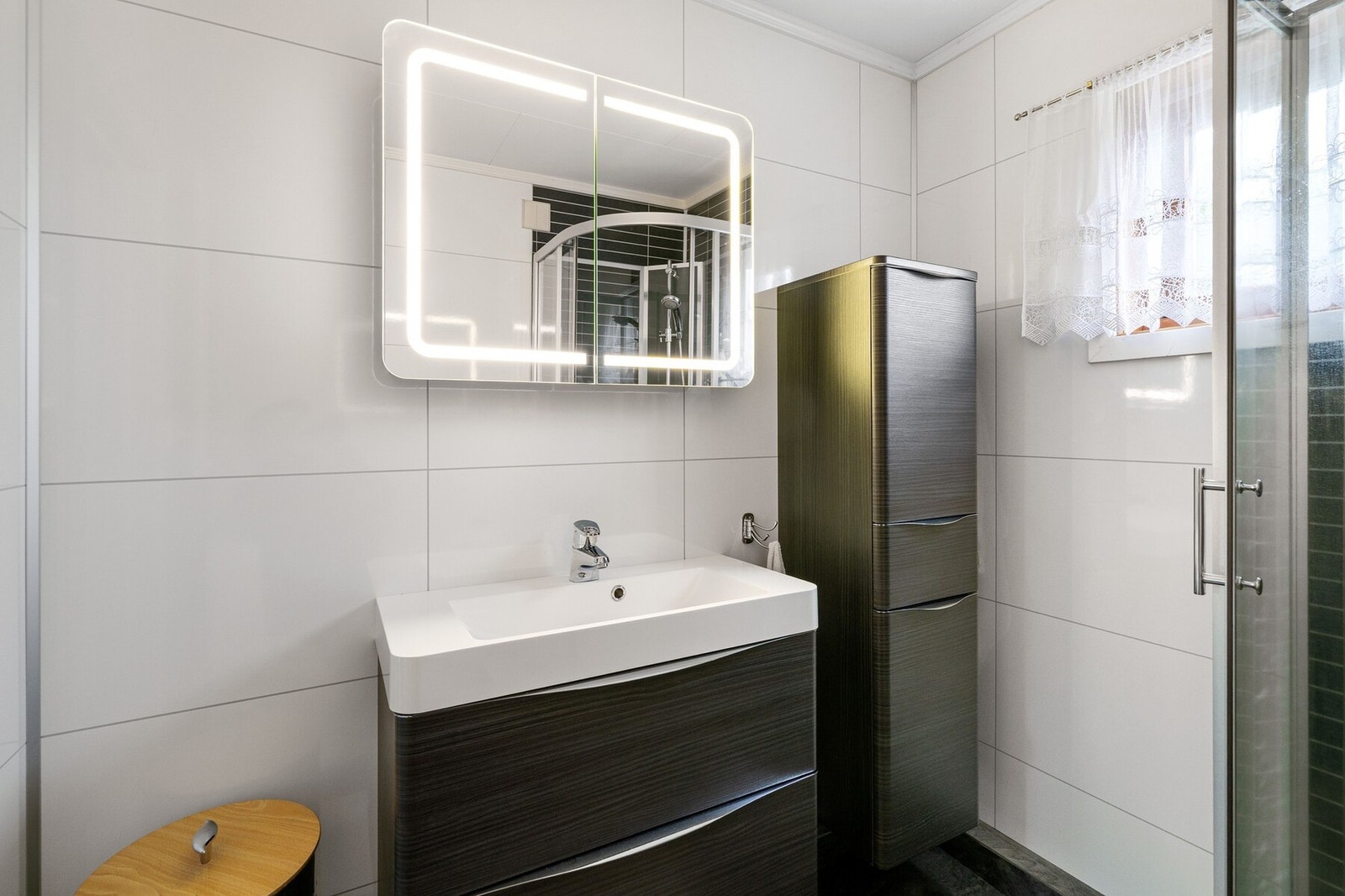 Badet er oppgradert med nytt gulv, tak og nye vegger i 2018 samt og satt inn ny innredning og dusjkabinet. Galleribilde