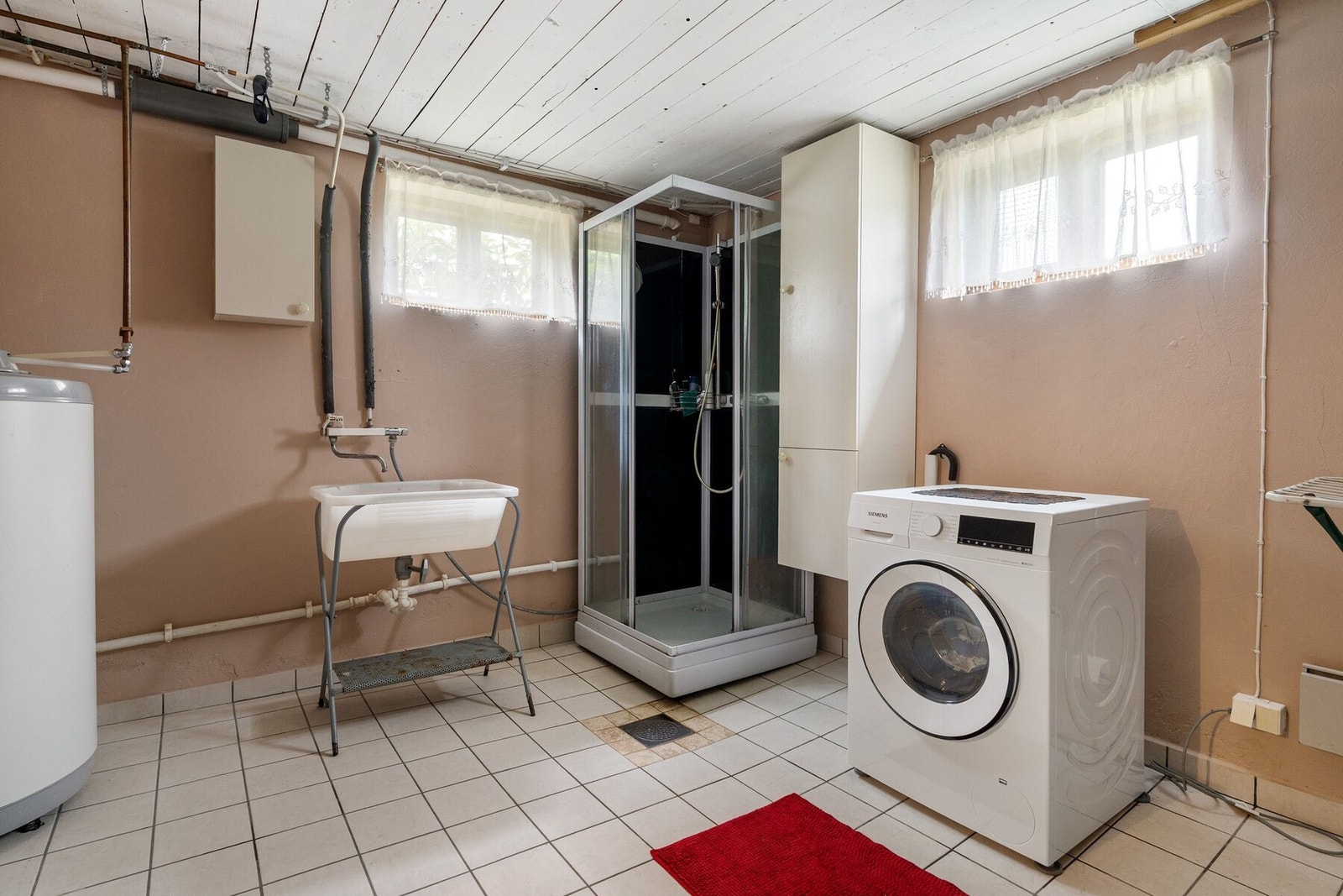 Stort vaskerom med dusjkabinett. Varmvannsbereder er ny i 20xx Galleribilde