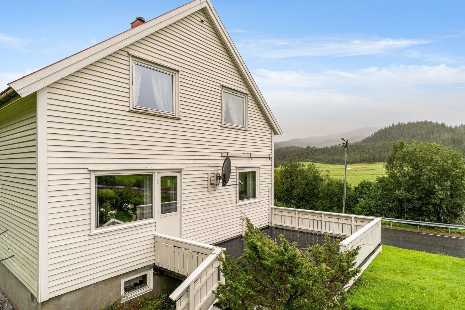 Stor veranda på 20 m² med adkomst til boligens flotte og opparbeidede hage. Galleribilde