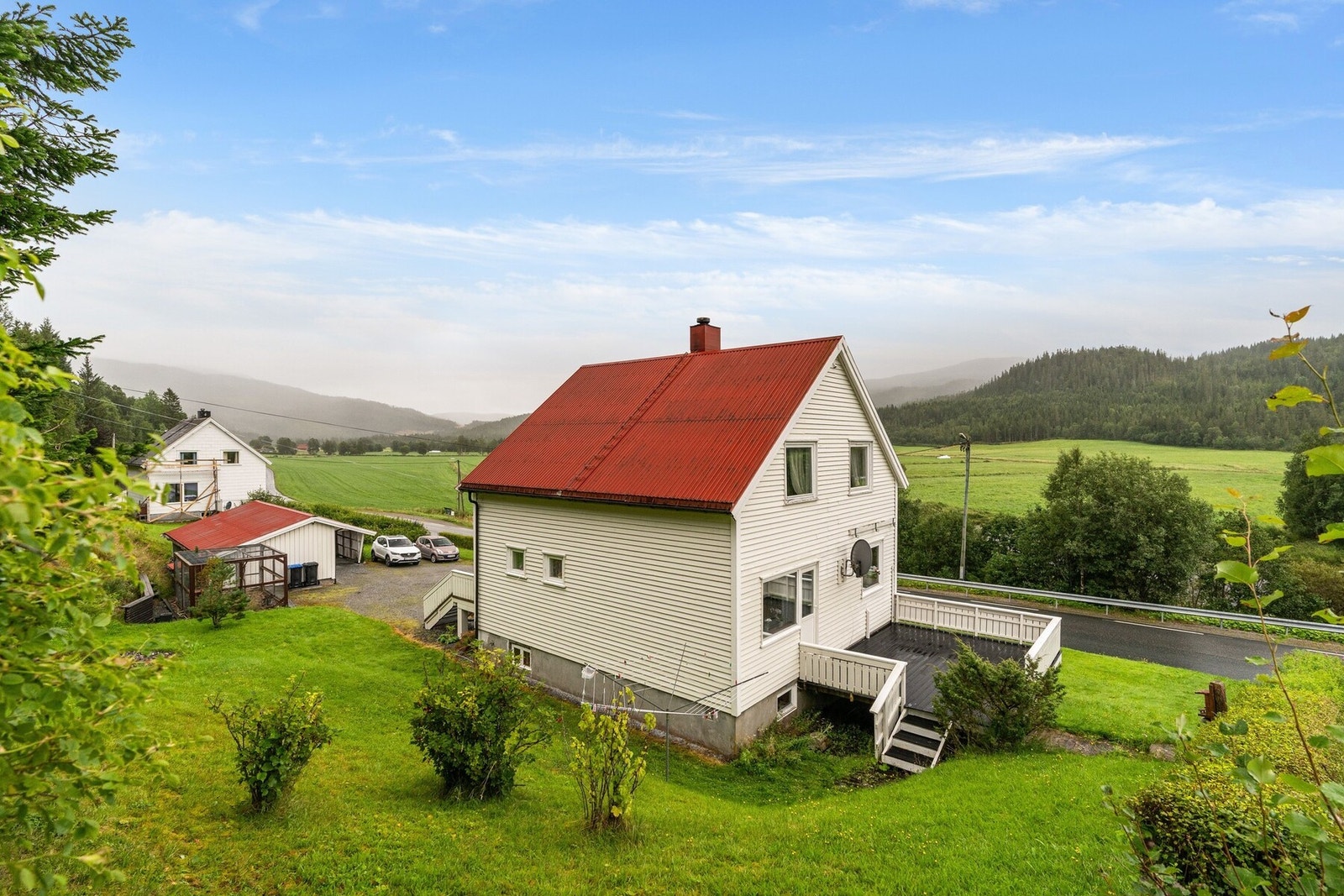 I hagen finner du bærbusker og trær. Galleribilde