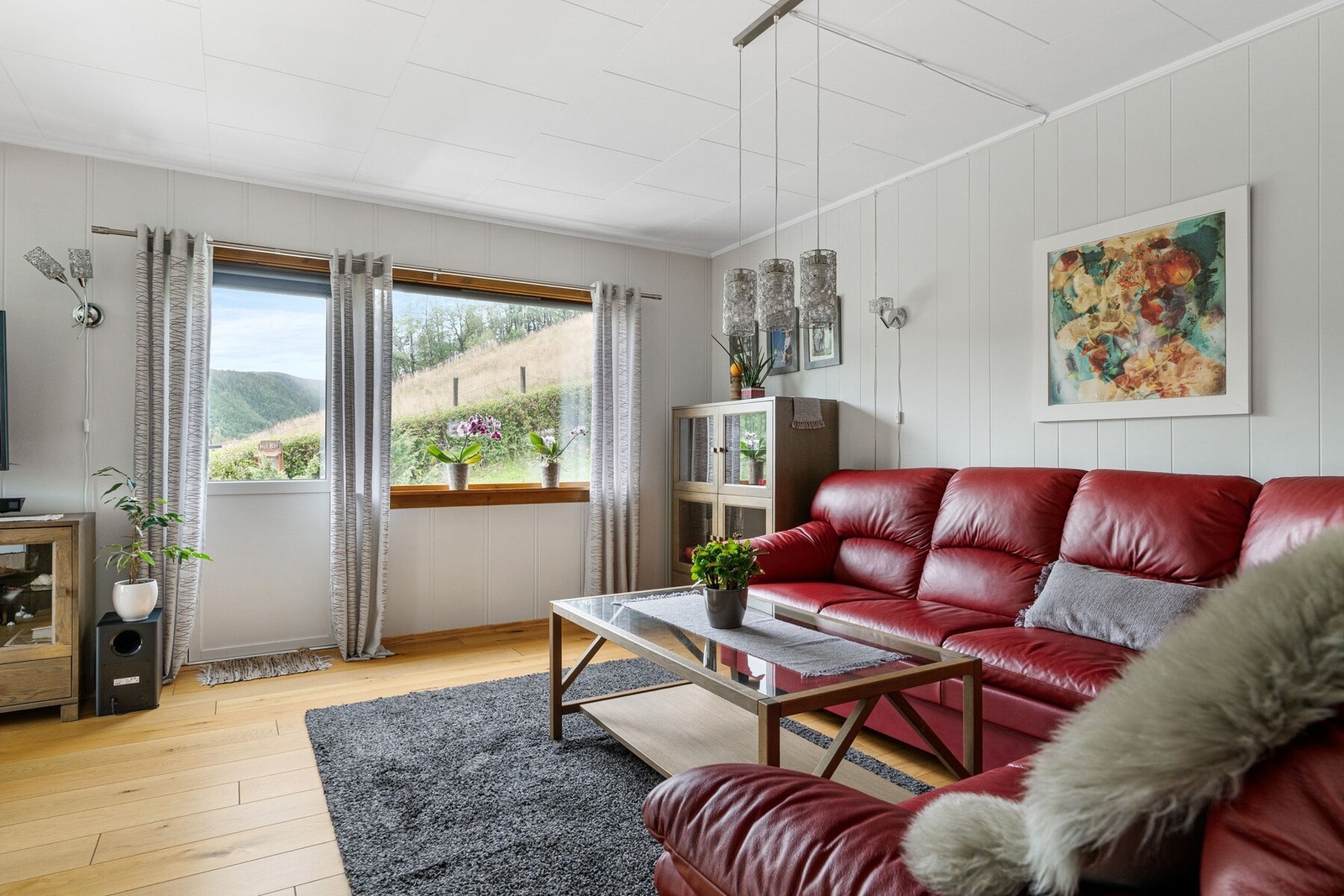 Fra stuen er det adkomst til verandaen, en stor og flott uteplass med sol fra ca kl. til ca. kl. på sommerstid. Galleribilde