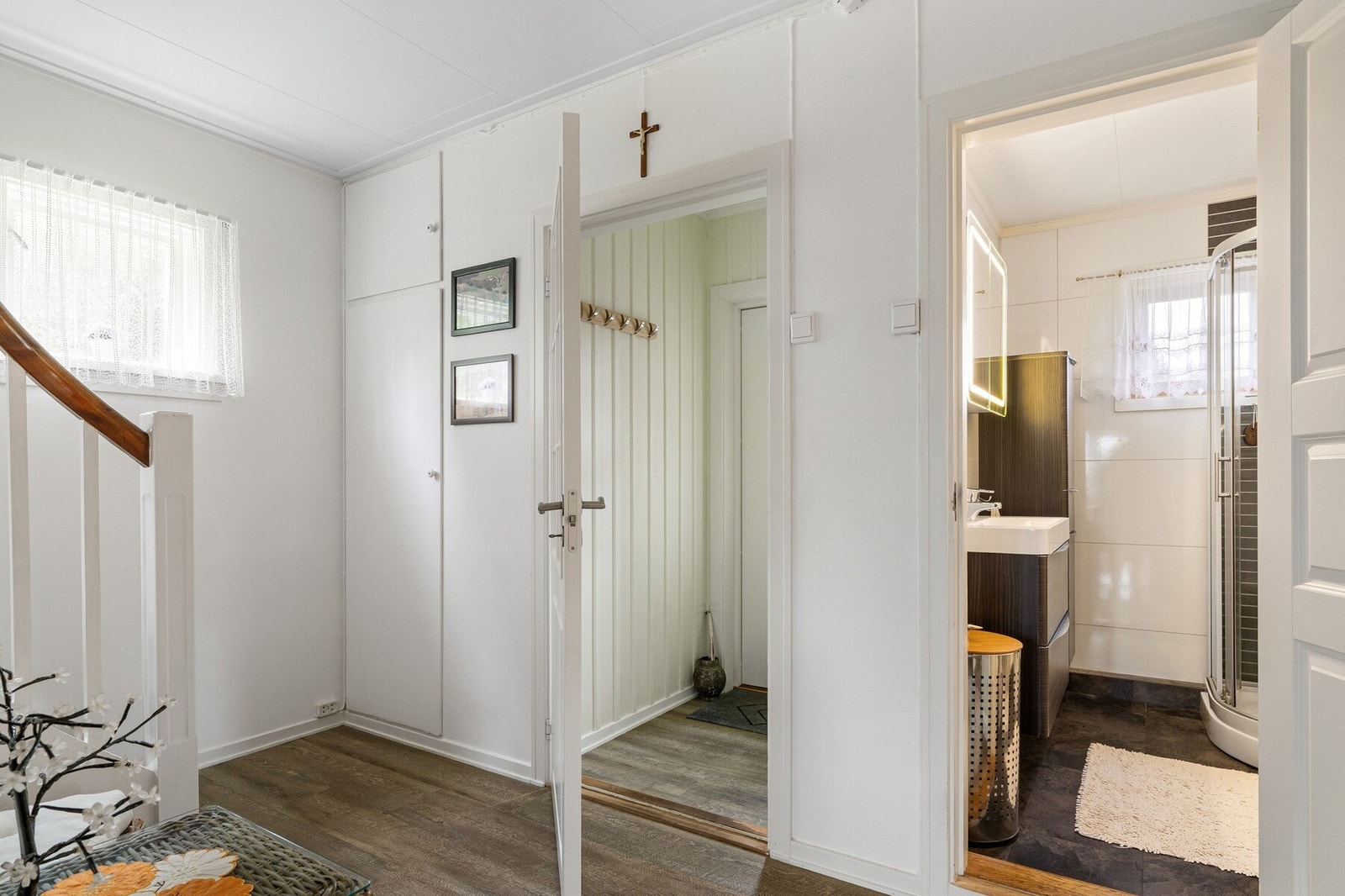 Her har man adkomst til alle rom. Den er som de øvrige rommene lys og har skap for lagring av yttertøy mm. Galleribilde