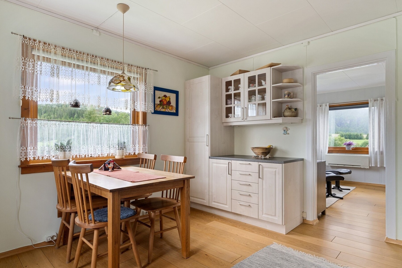 Her er det også godt med plass for et kjøkkenbord, perfekt for både middag og en kaffekopp. Galleribilde