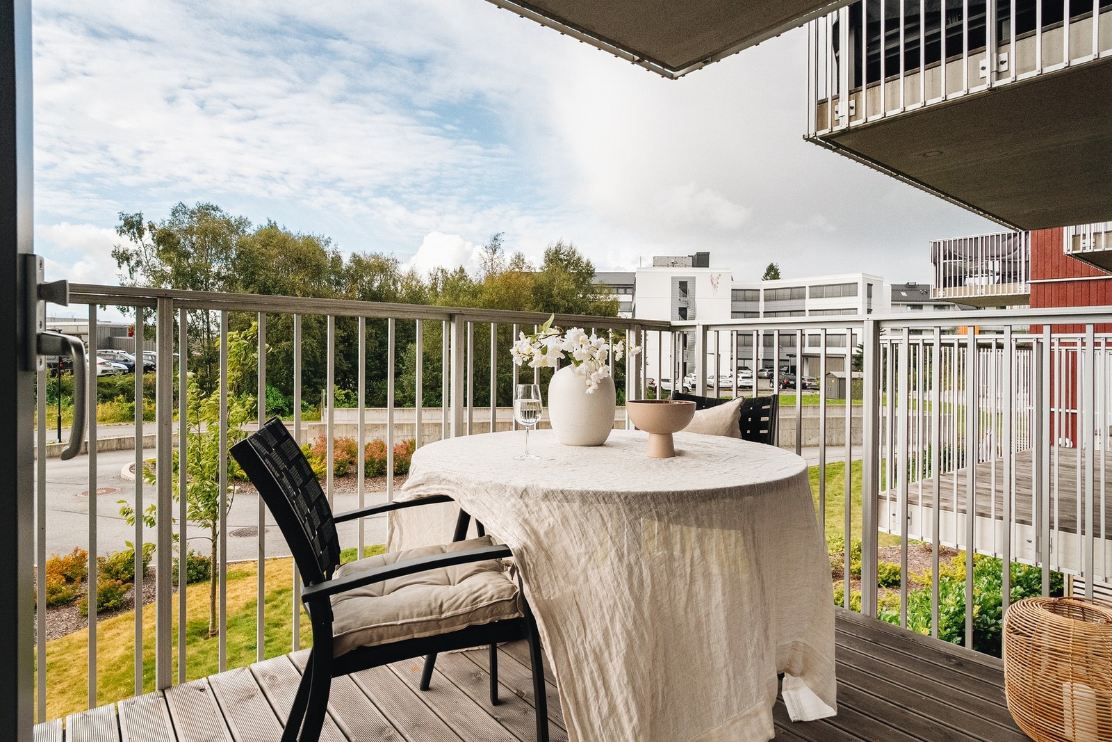 Fra stuen er det utgang til en stor balkong på 10,3 m². Galleribilde