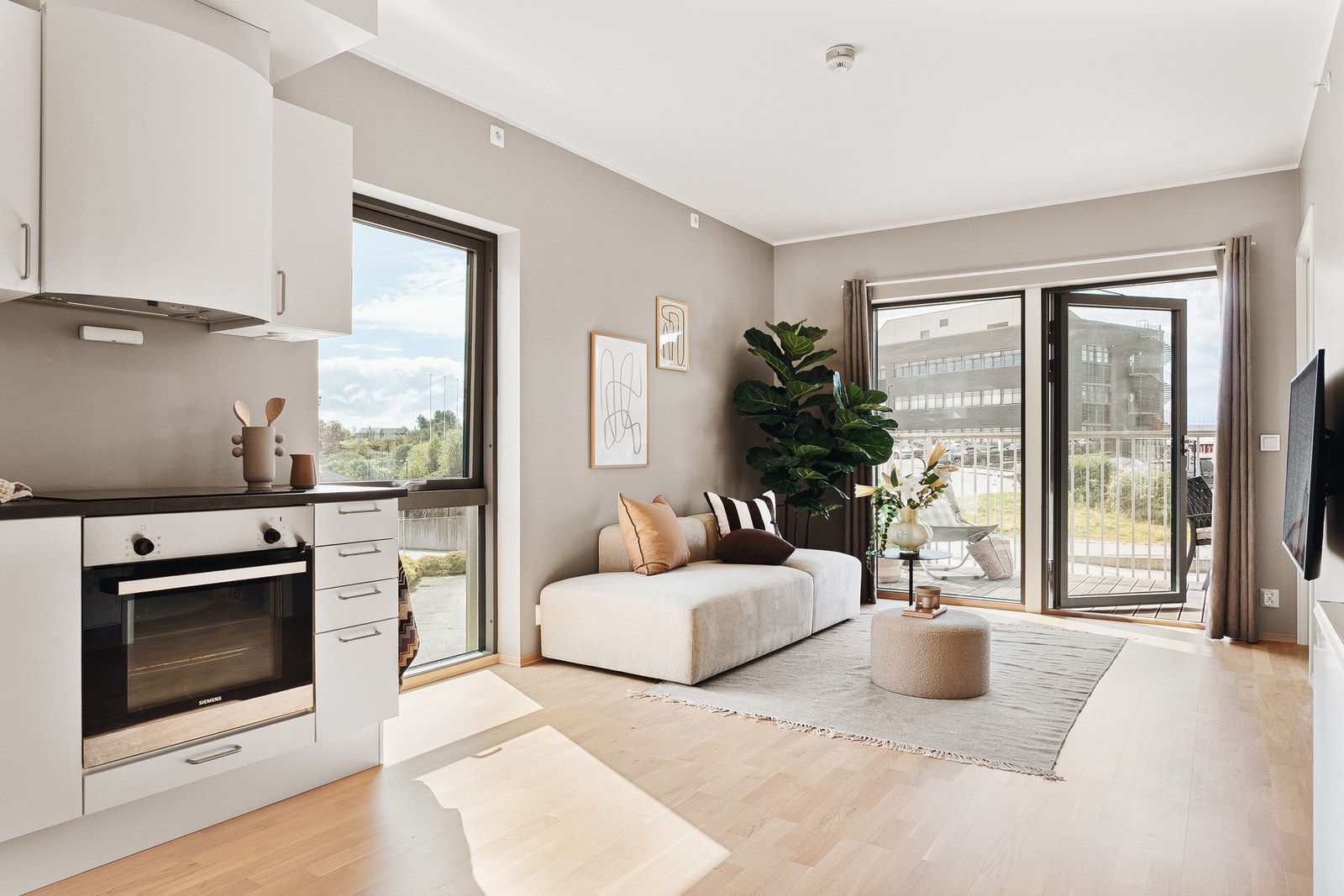 Videre inn i boligen kommer man til den åpne stue/kjøkken-løsningen på 19,4 m². Galleribilde