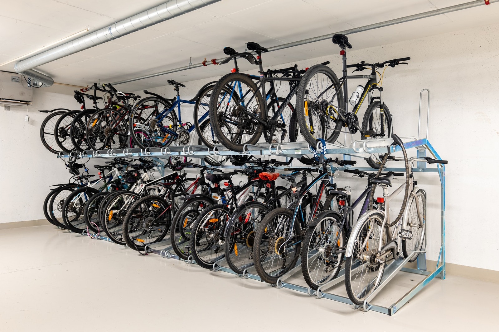 Sameiet har sykkelparkering i garasjen. Galleribilde