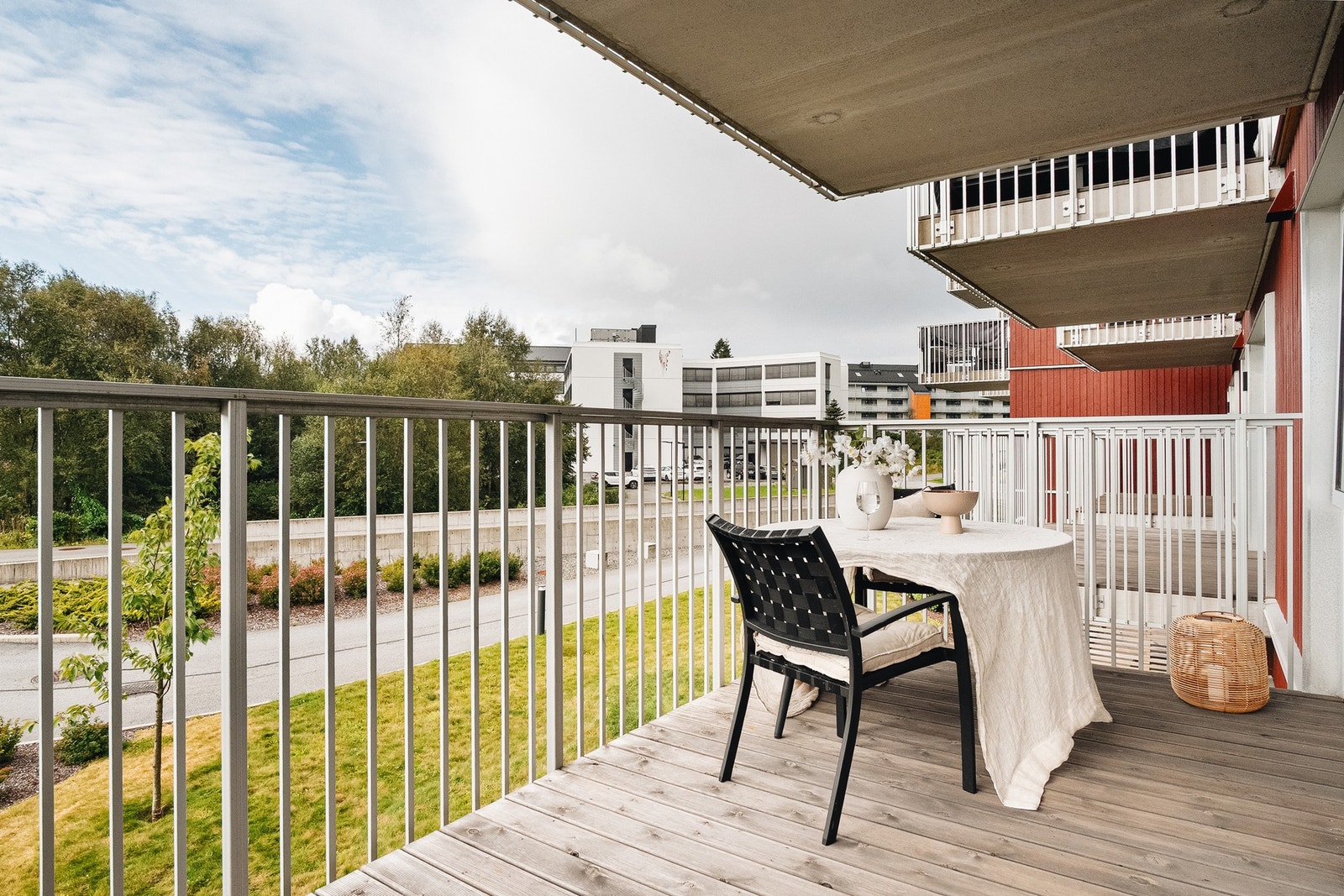 Balkongen kan enkelt møbleres med en hyggelig sittegruppe og beplantning. Galleribilde