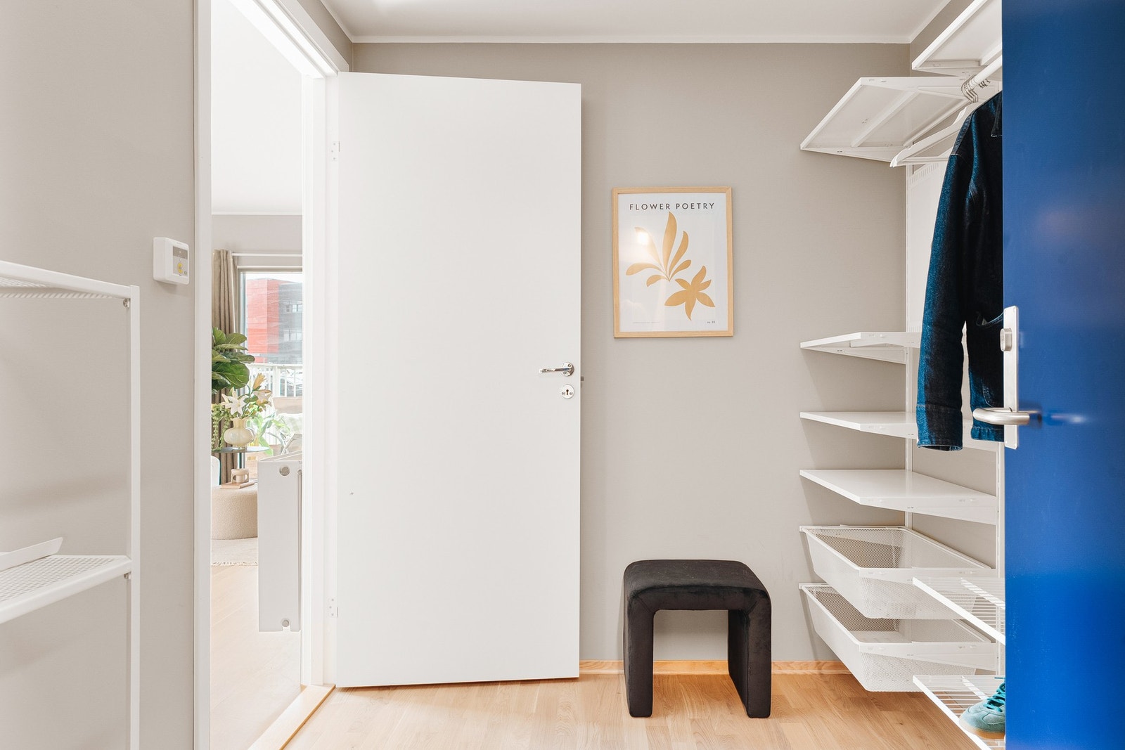Det første som møter deg er en romslig entré på 4,9 m² med god oppbevaringsplass. For ekstra oppbevaring har leiligheten en tilhørende bod i underetasjen på 2,7m². Galleribilde