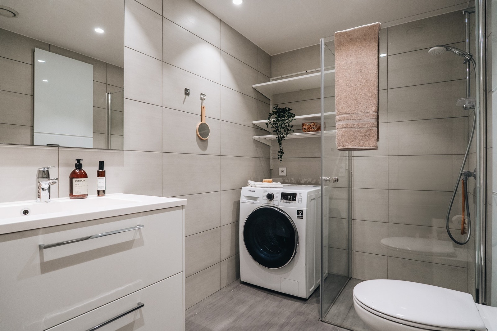 Badet måler 5,1 m² og er helfliset med varmekabler i gulv. Galleribilde