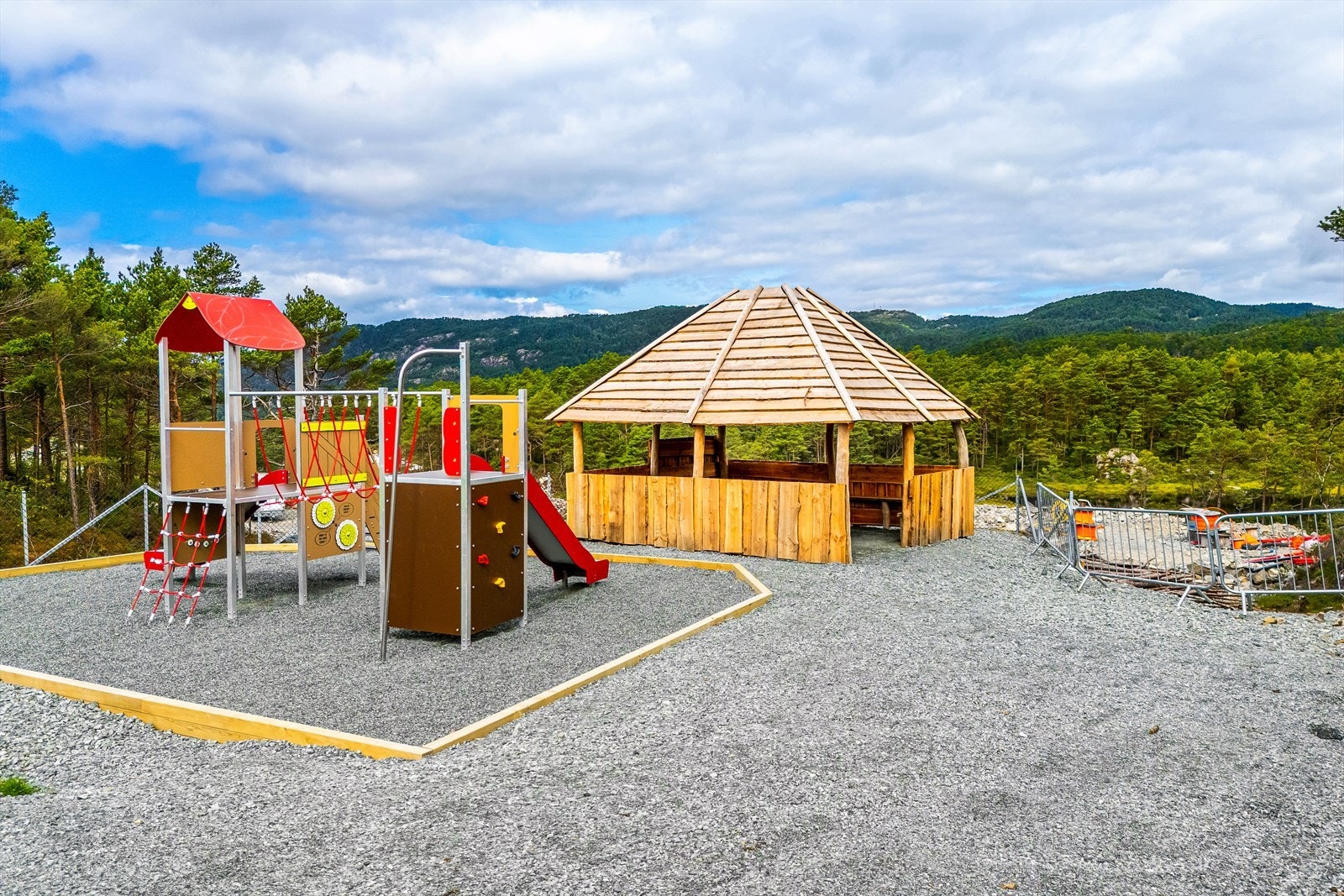 Det er pent opparbeidet fellesareal med lekeplass m.m. Galleribilde