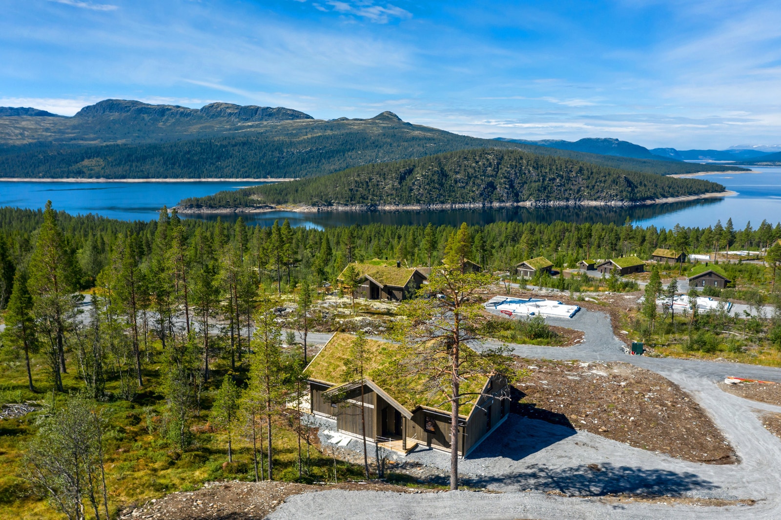 Fjorden samt de majestetiske fjelltoppene troner i utsiktsbildet Galleribilde