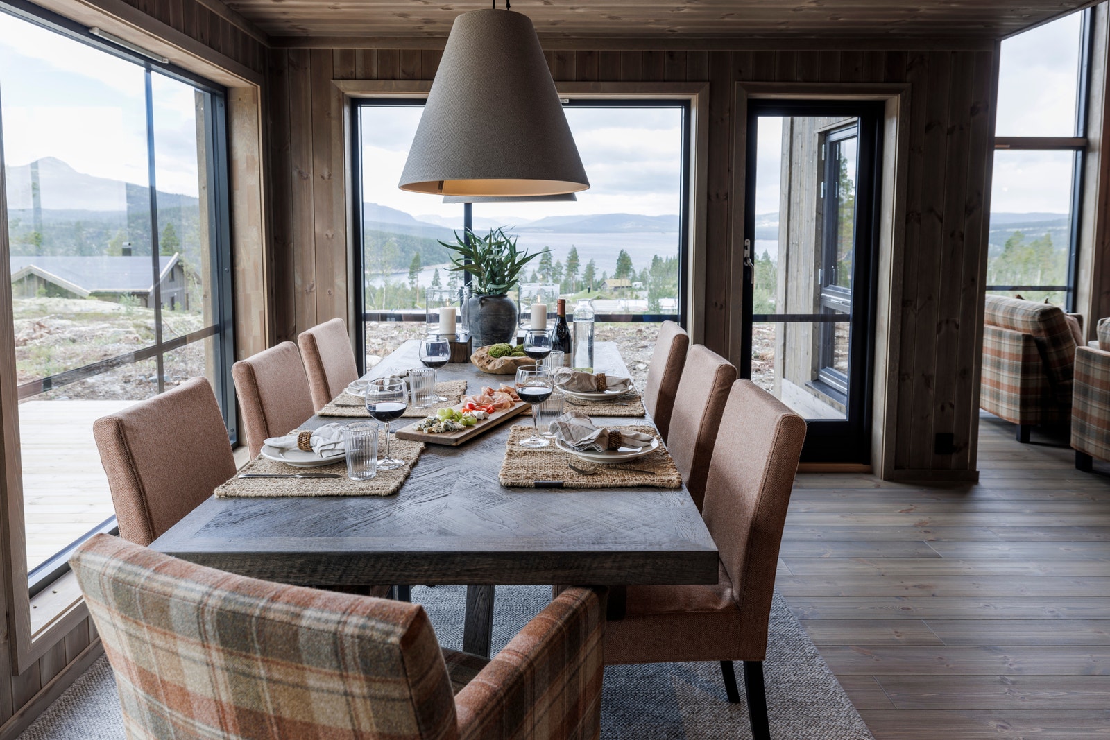 Store og mange vindusflater i hele oppholdsrommet Galleribilde