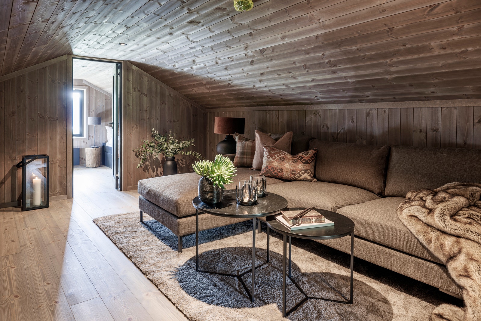 Stor og romslig hemsstue som gjerne kan deles i flere soner Galleribilde