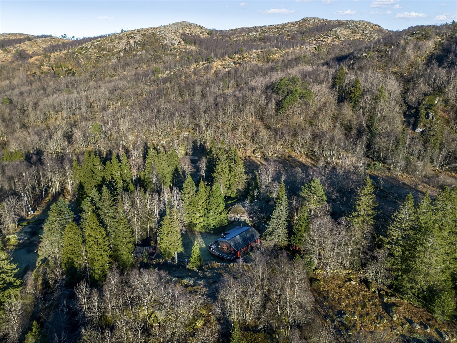 Eiendom i naturskjønne omgivelser, omringet av frodig skog og majestetiske fjell. Perfekt for naturelskere og friluftsliv. Galleribilde