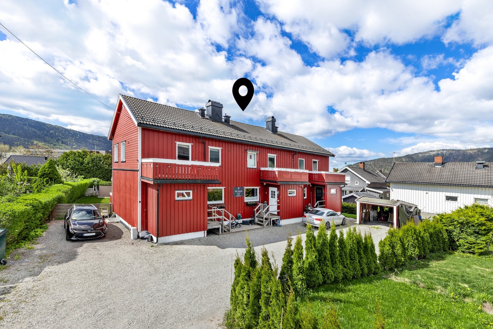 Det medfølger 3 parkeringsplasser i gårdsplassen (langs hekken) Galleribilde