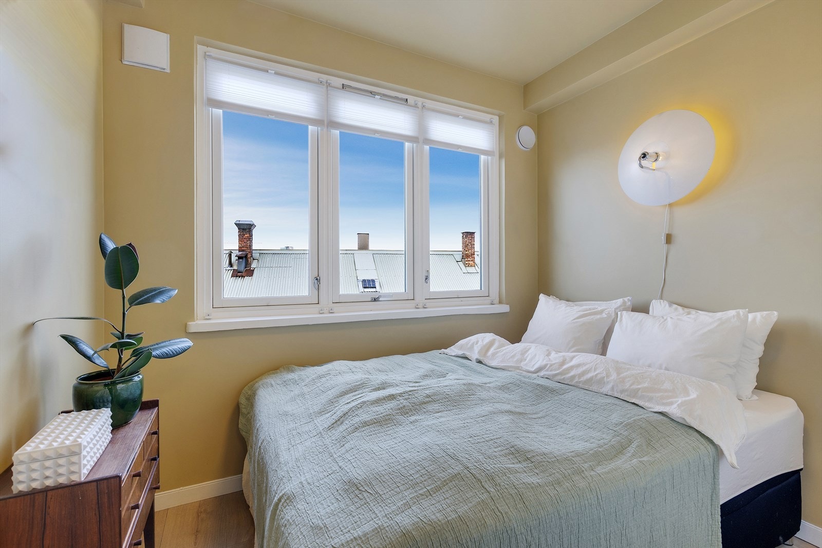 Lekkert soveom av god størrelse, med plass til alt av ønskelig møblement Galleribilde