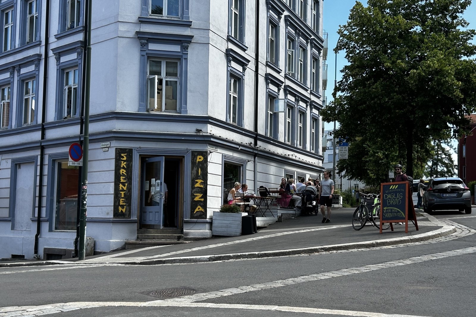 Gamlebyen har flere koselig spisesteder, som den lokale "Skrenten Pizza", som også tilbyr deilige bakevarer onsdag - søndag Galleribilde