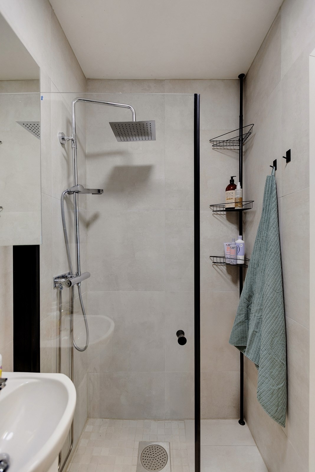 Pent flislagt baderom med elektriske varmekabler i gulv Galleribilde