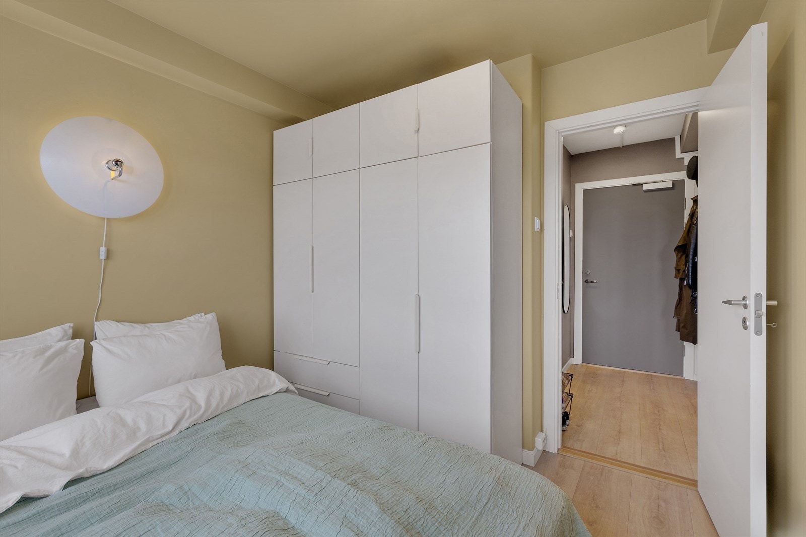 Leiligheten byr på gode løsninger, her med god skapplass Galleribilde