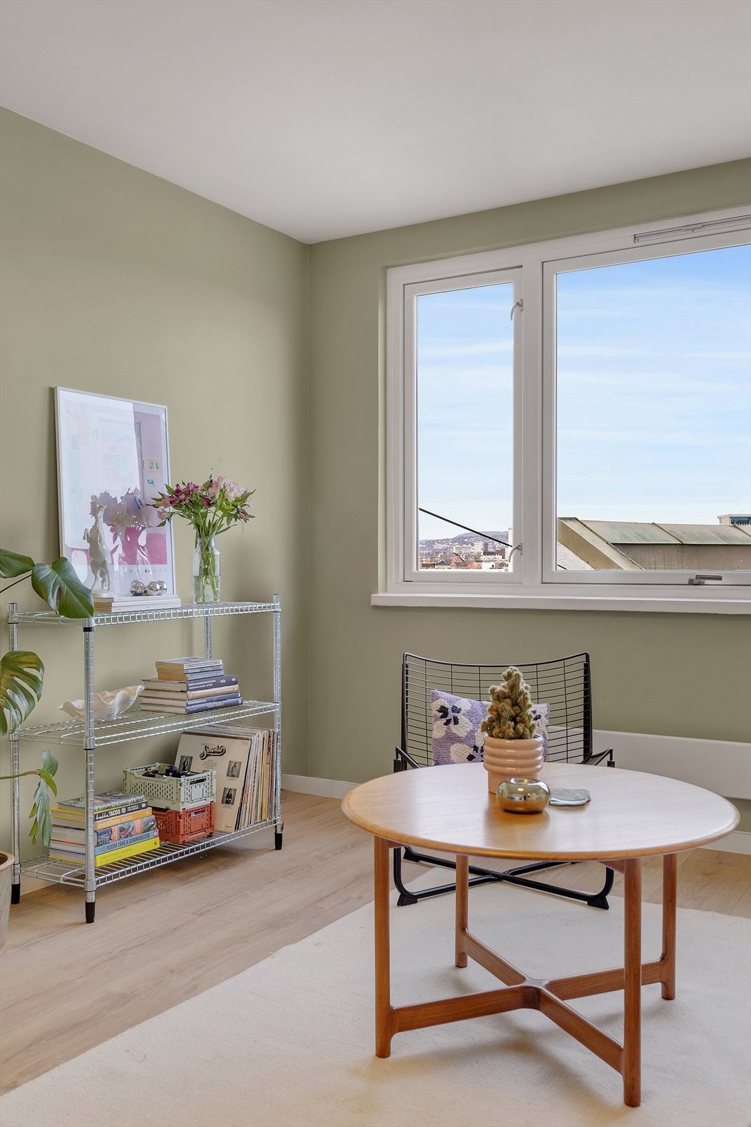 Her har du gode mengder lysinnslipp fra de store vindusflatene Galleribilde