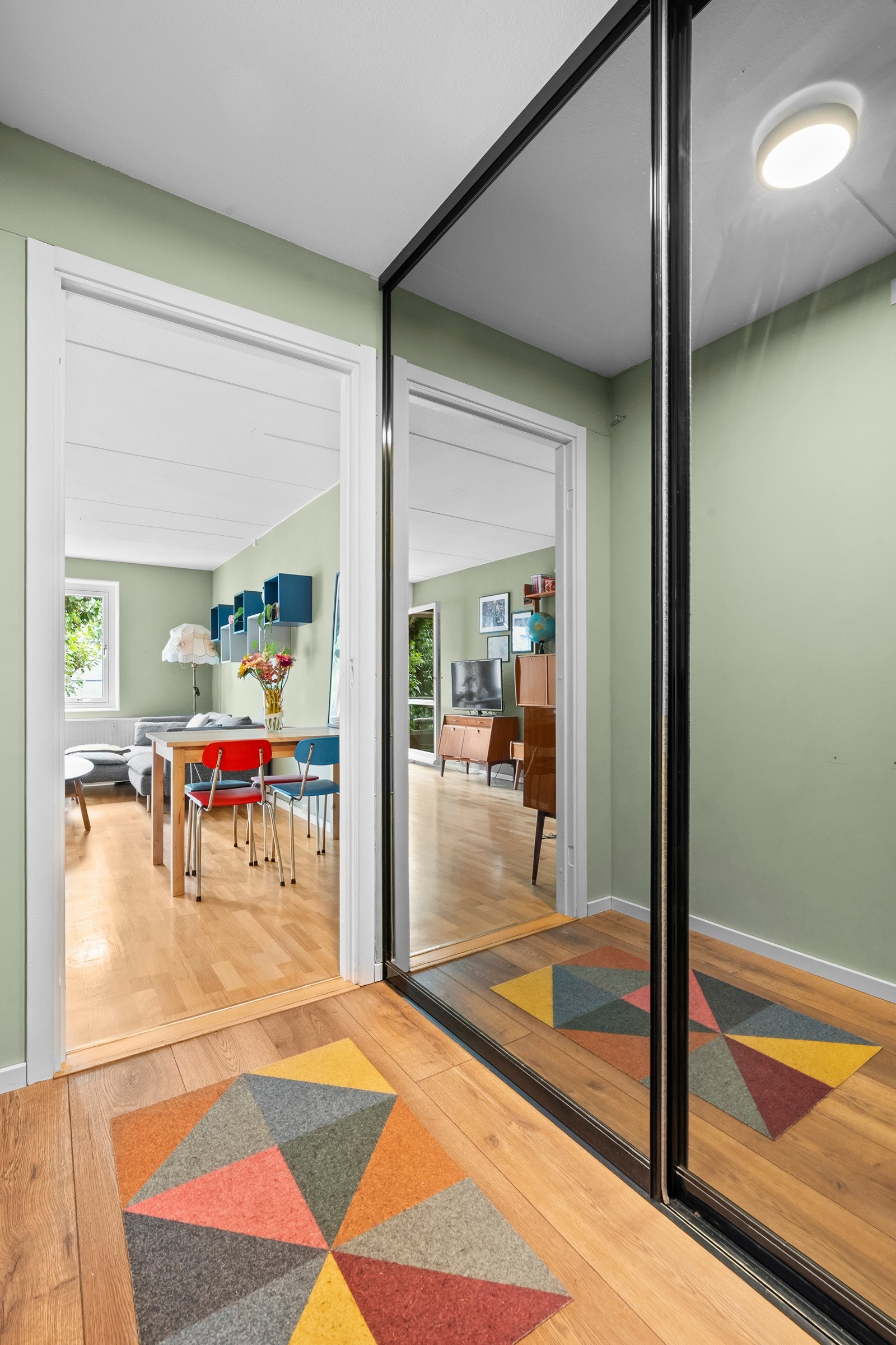 Her er det plass til yttertøy i skyvedørsgarderobe. Galleribilde