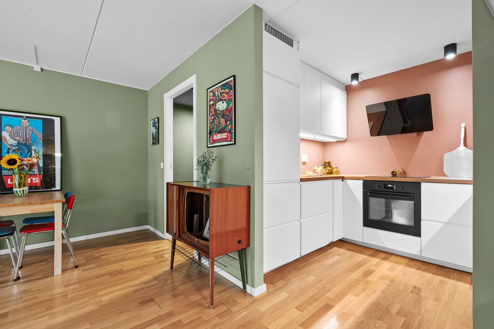 Leiligheten har et pent kjøkken med god arbeidsflate og skapplass. Galleribilde