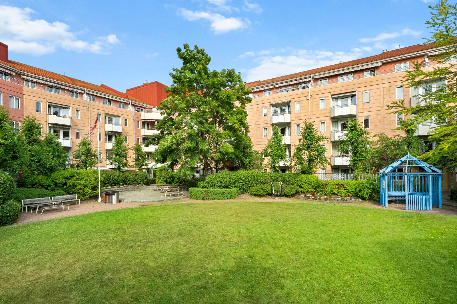 Sameiet byr på et frodig og idyllisk gårdsrom. Galleribilde