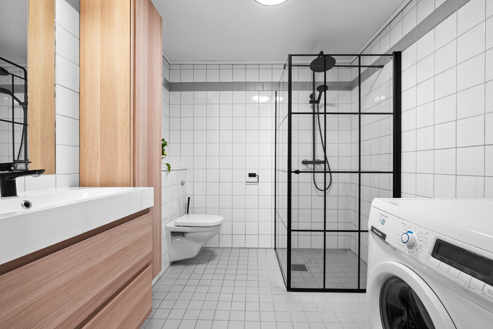 Delikat og flislagt baderom med gulvvarme. Galleribilde