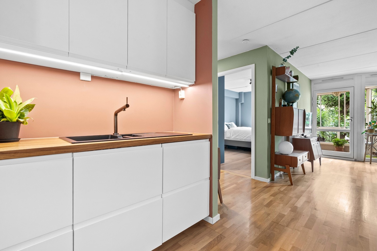 Kjøkkenet har integrerte hvitevarer bestående av stekeovn, platetopp, oppvaskmaskin og kjøleskap med fryser som medfølger handelen. Galleribilde