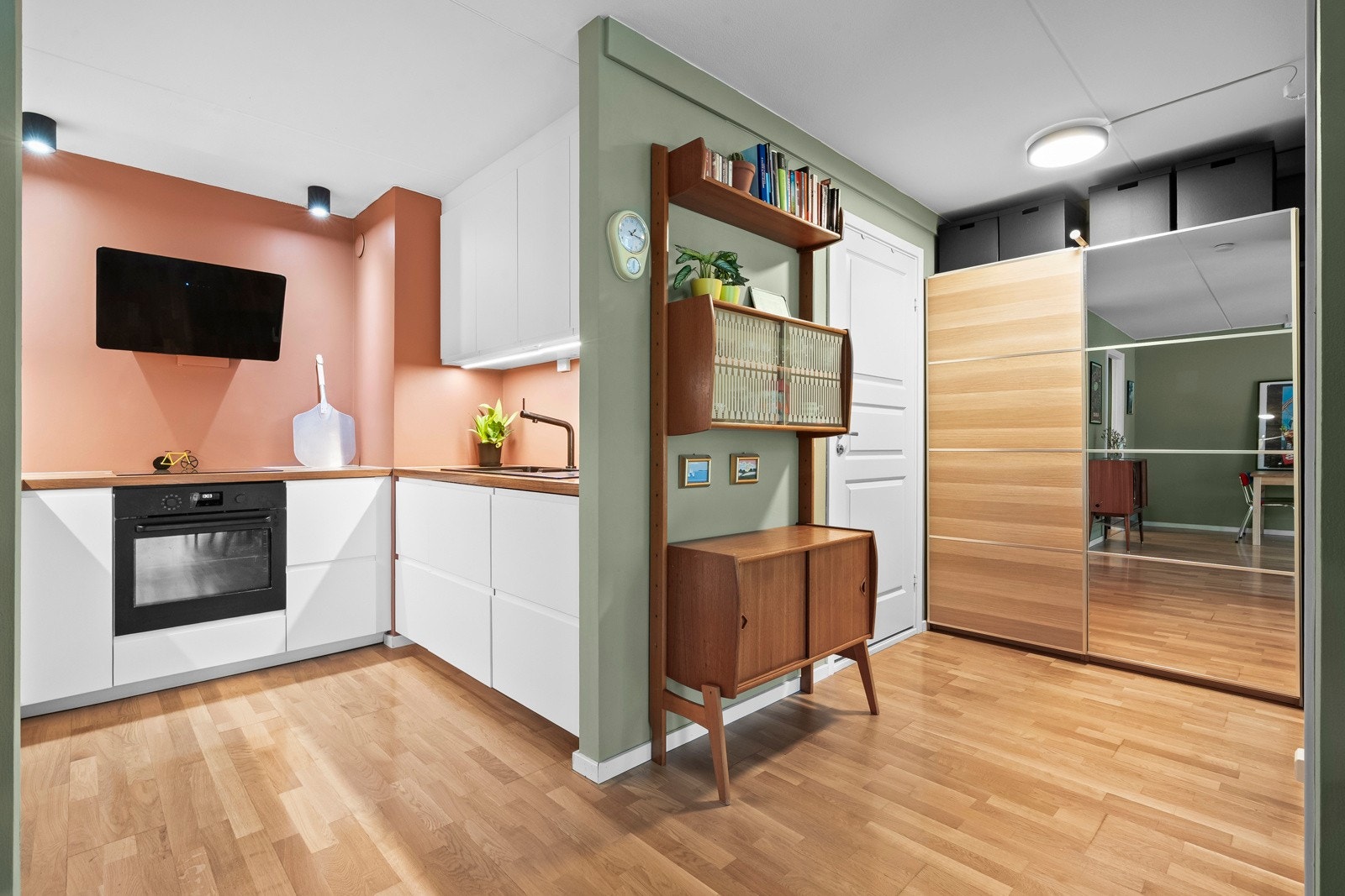 Leiligheten er vel gjennomført med tidløse og delikate overflater. Galleribilde