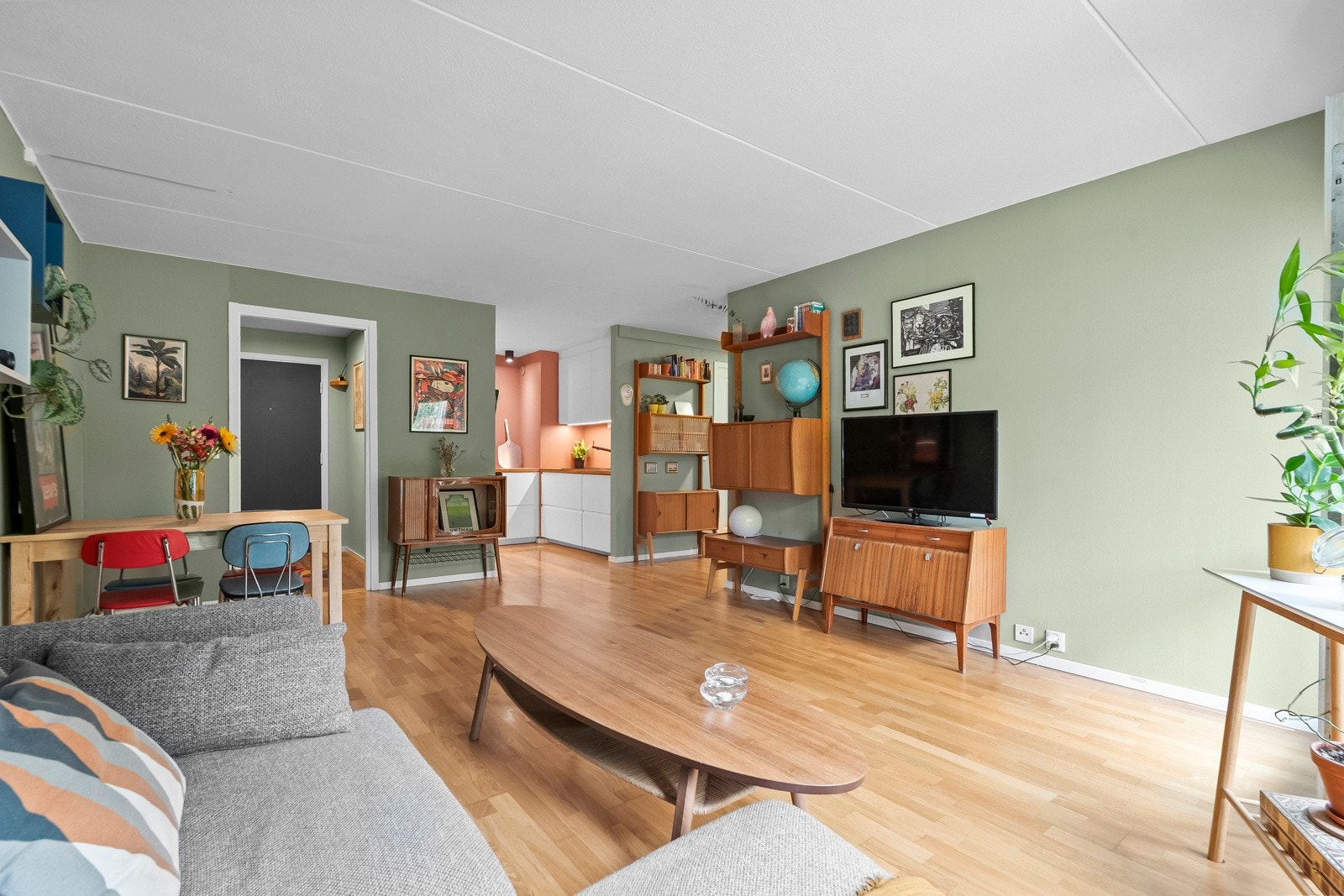 Stuen har plass til sofagruppe med tilhørende møblement, samt spisebord for hyggelig sammenkomster. Galleribilde