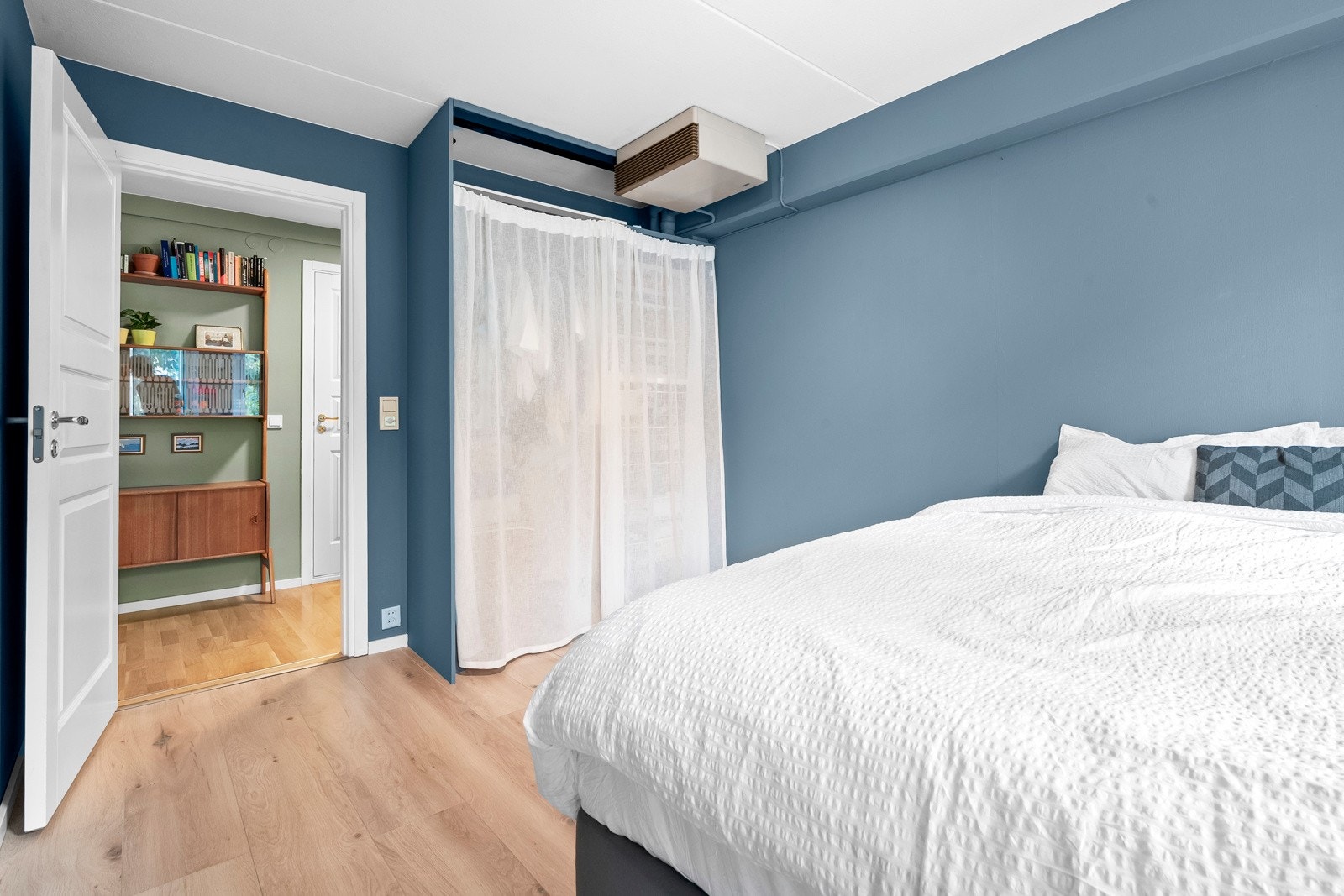 Veggene er malt i en lys og behagelig farge i 2025. Galleribilde