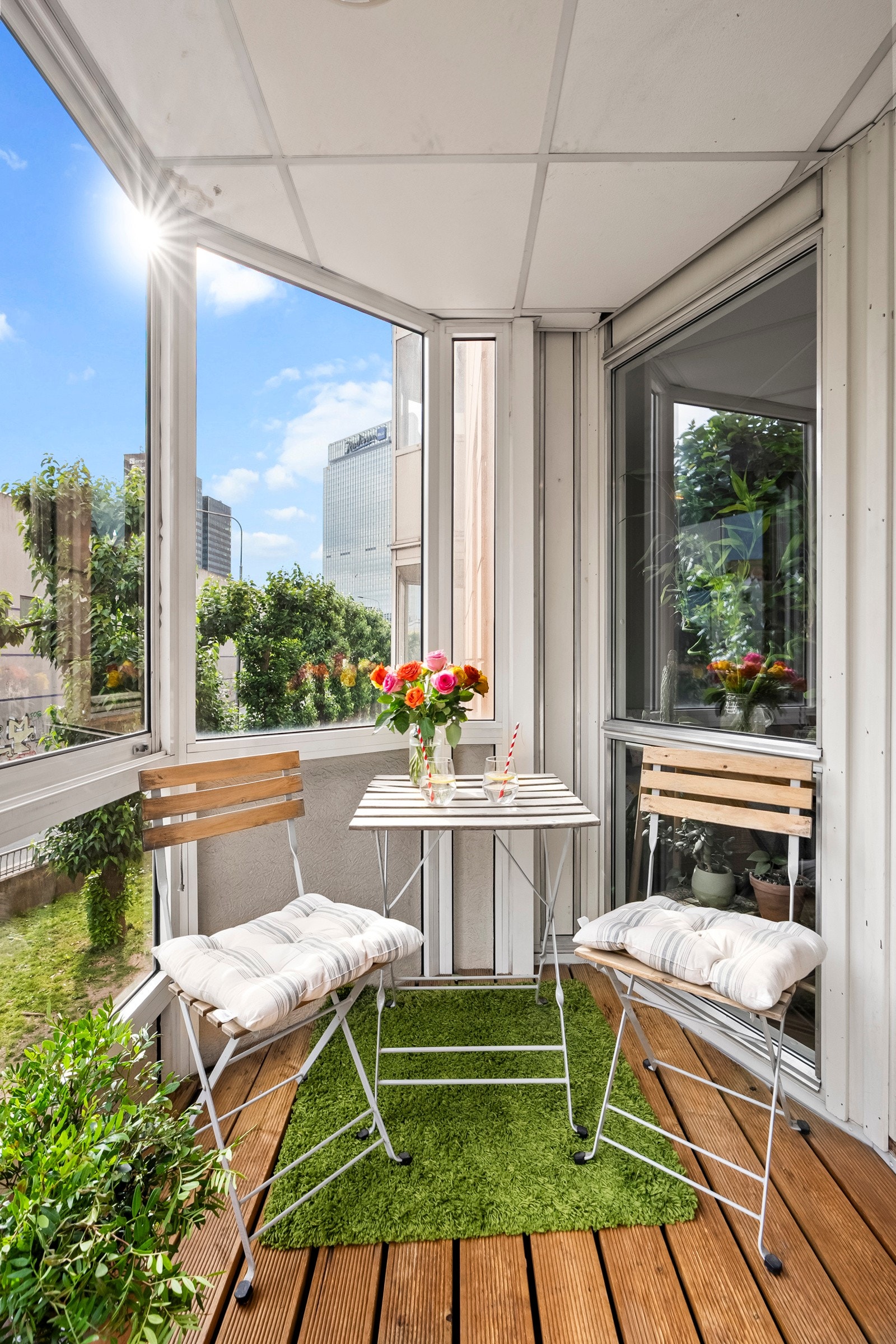 Balkongen fungerer som en naturlig forlengelse av stuerommet hele året. Galleribilde