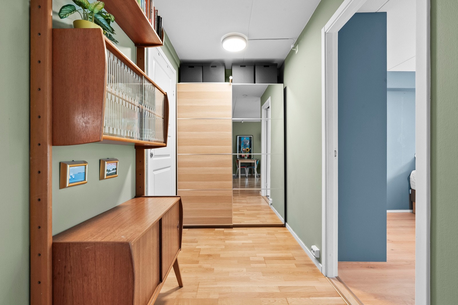 Skyvedørsgarderobe med speilfronter. Galleribilde