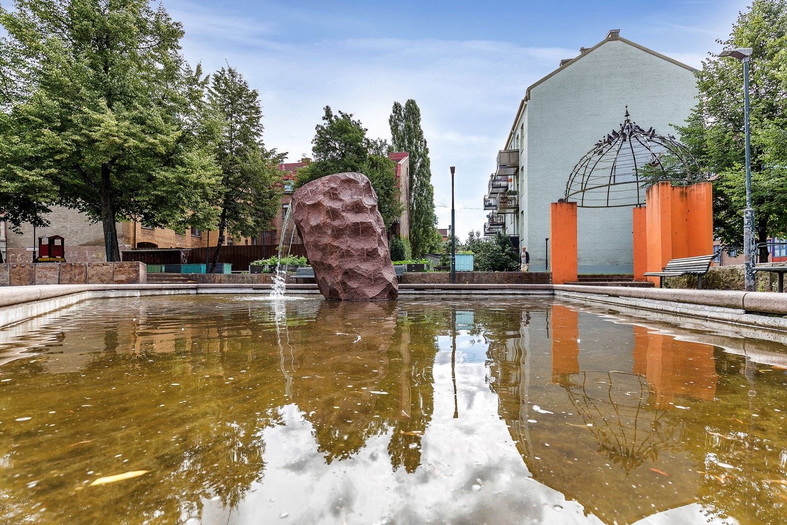 Boligen har en meget sentral beliggenhet med servicetilbud, butikker og fasiliteter rett utenfor døren. Galleribilde