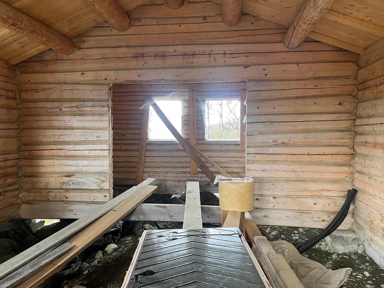 Innvendig er hytta delvis delt med en tømmervegg. Galleribilde