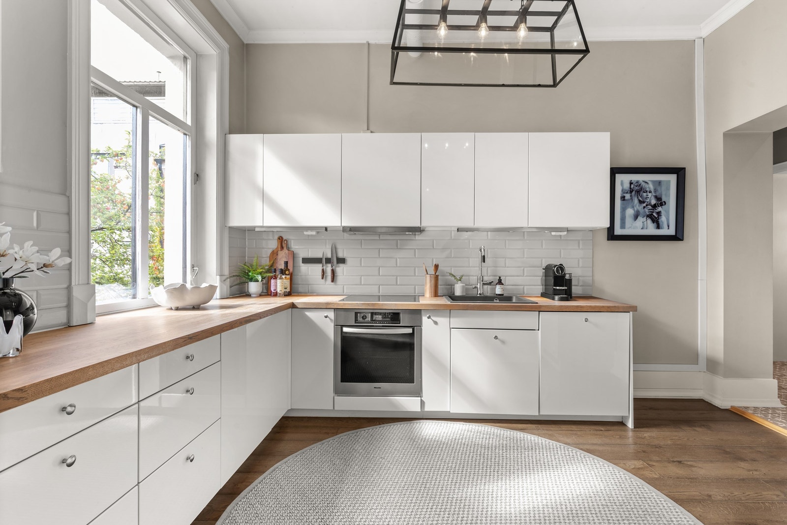 Kjøkkeninnredningen fra HTH er tidløs og lekker med glatte fronter og heltre benkeplate. Galleribilde