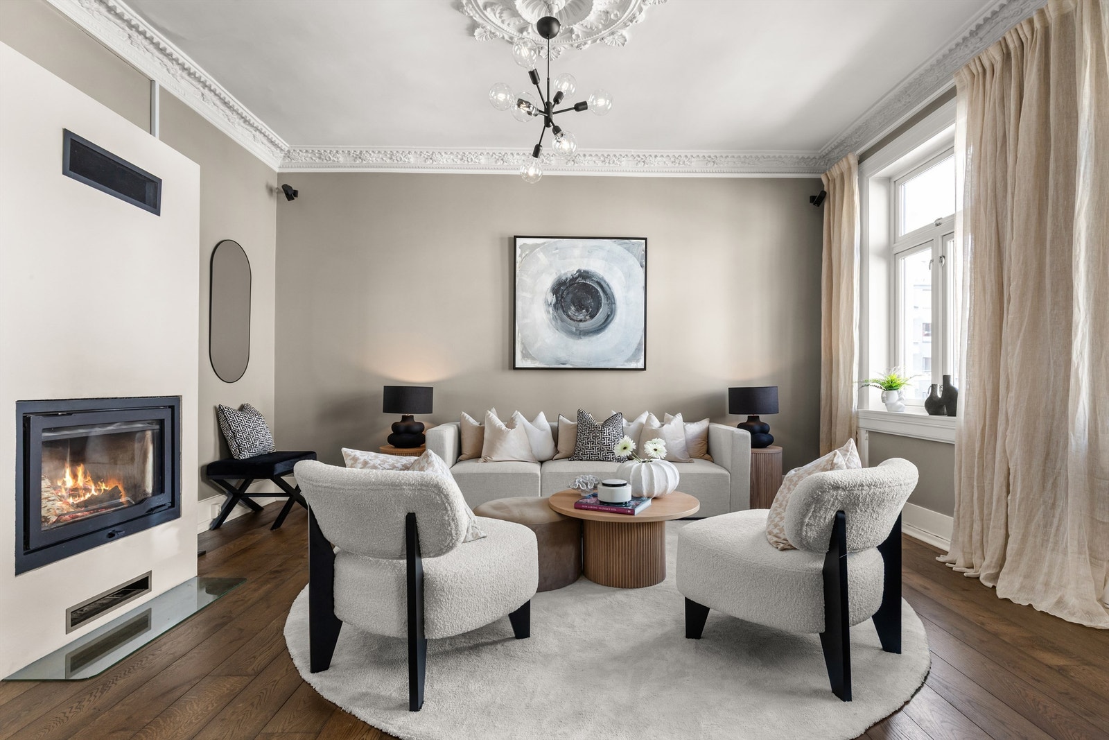 Stuen er av god størrelse med plass til å møblere med sofagruppe, tilhørende salongbord og TV-seksjon. Tv-stue er utstyrt med Bose syrroundanlegg med mulighet for også å installere i spisestue. Galleribilde